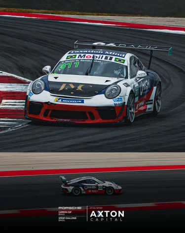 Porsche de competição com a marca Axton Capital, em imagem apresentada no site institucional